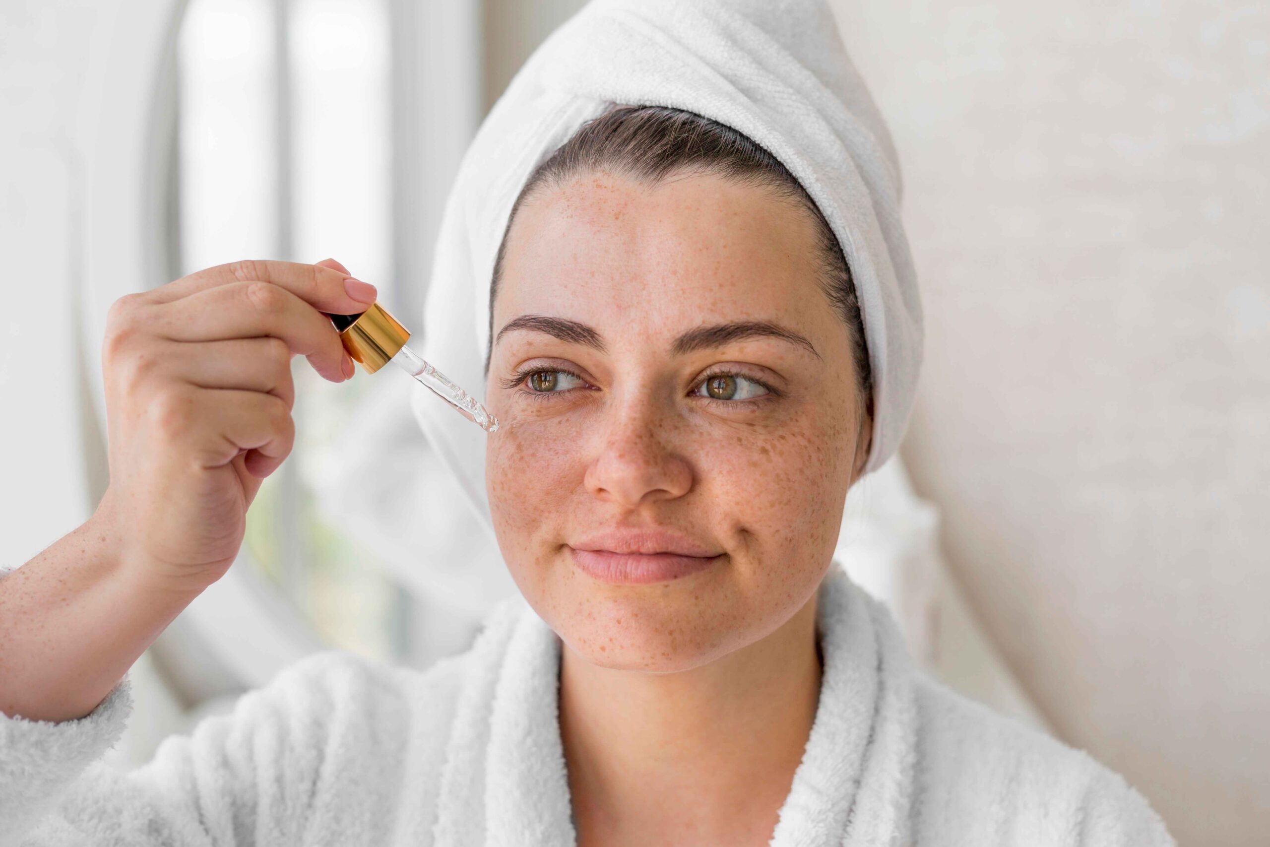 close-up-woman-using-serum_11zon